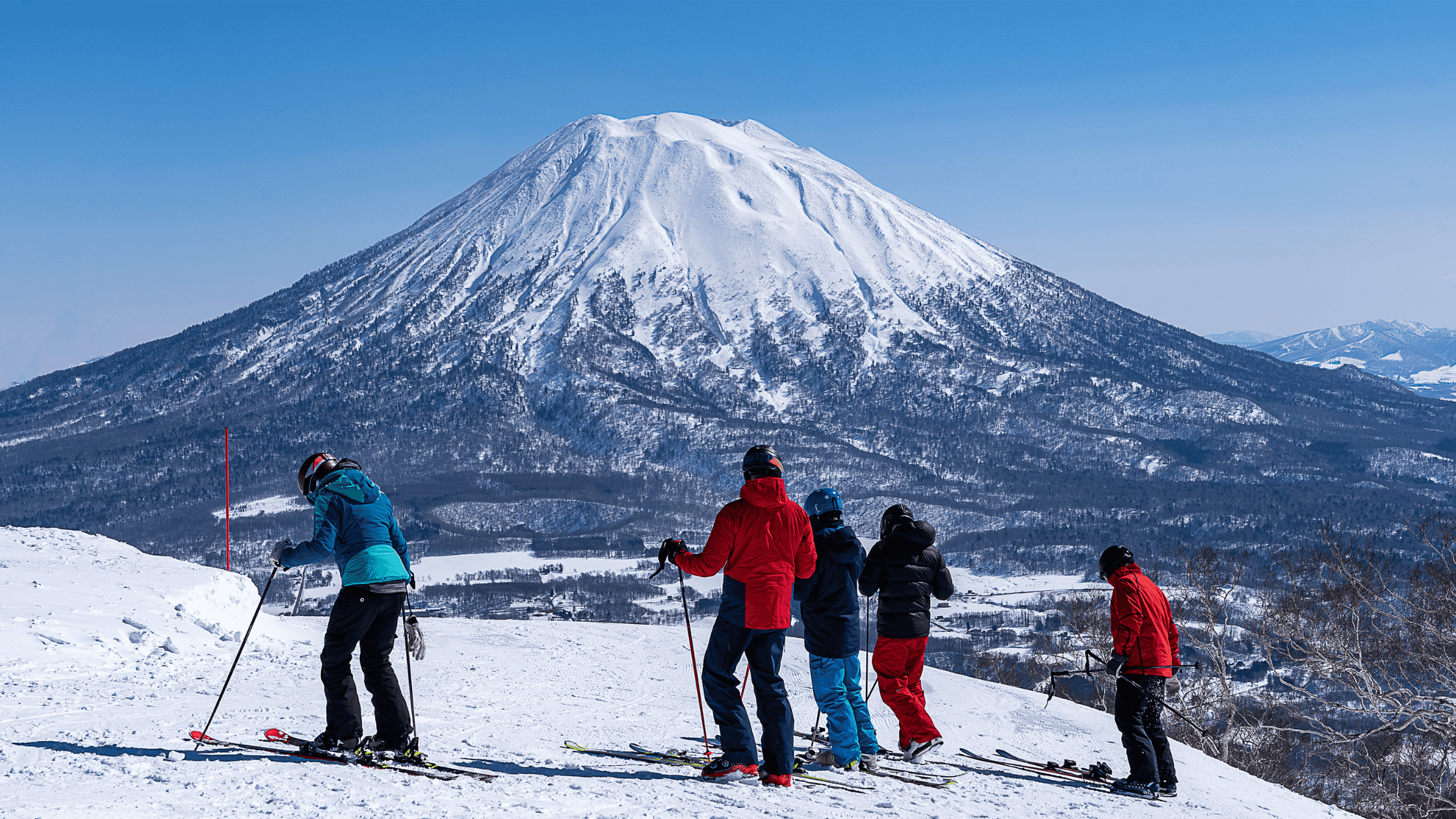 Personas esquiando frente a las montañas de Niseko