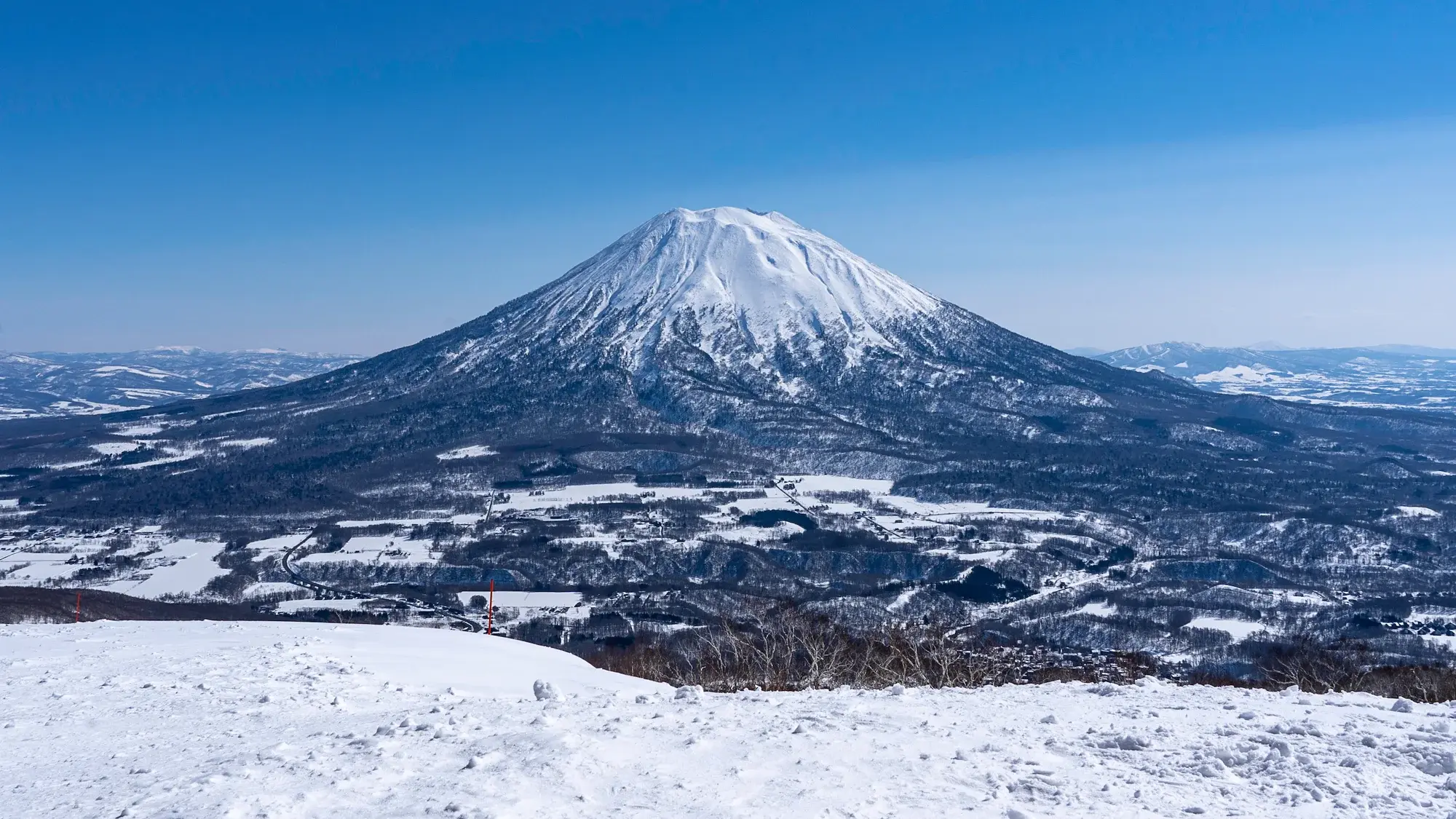 Vista invernal de Hotel101 Niseko con Mount Yotei